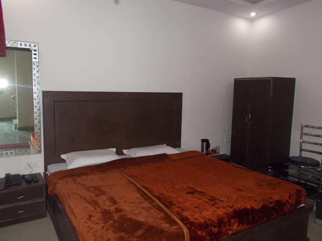 Hotel Raj Paradise Hotel 3*